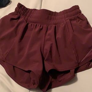Lululemon cassis hottie hot 2.5” shorts